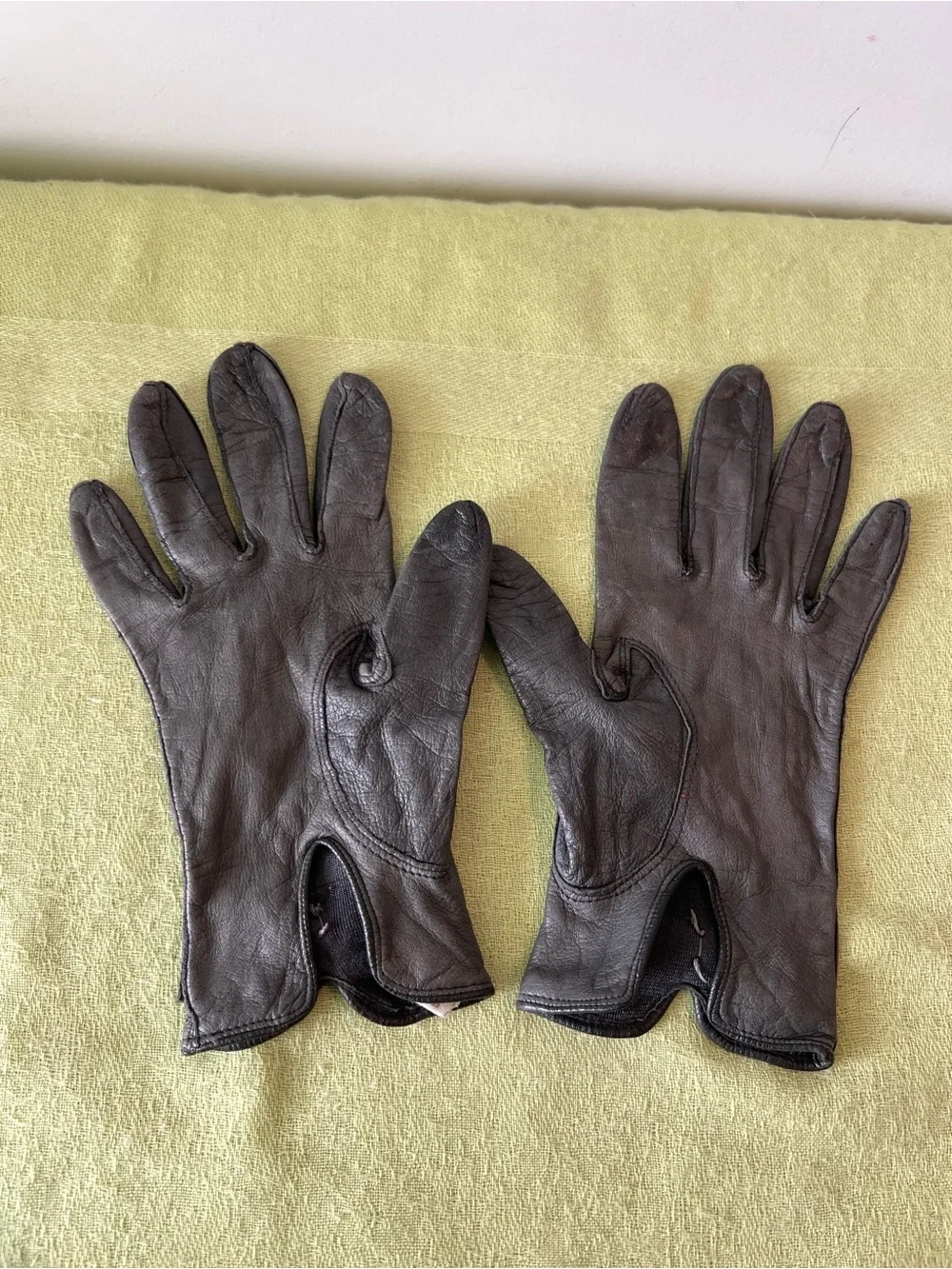 Vintage Italian gray Leather Bow-Accent Gloves. Size 6.5